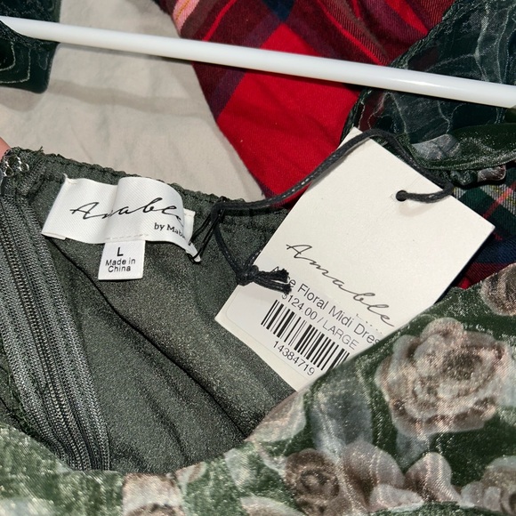 Elegant Floral Maxi Dress in Green - Picture 8 of 8